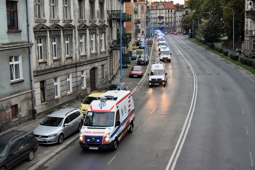 Parada ambulansów przejechała ulicami Legnicy [ZDJĘCIA] 