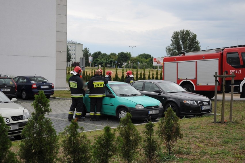 W Śremie: dziecko uwięzione w samochodzie. Na pomoc wezwano straż pożarną 