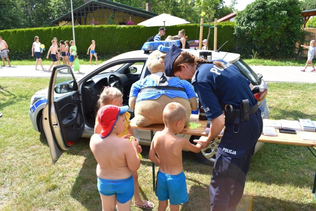 Bezpieczeństwo nad wodą. Policja na plaży w Nowym Dębcu