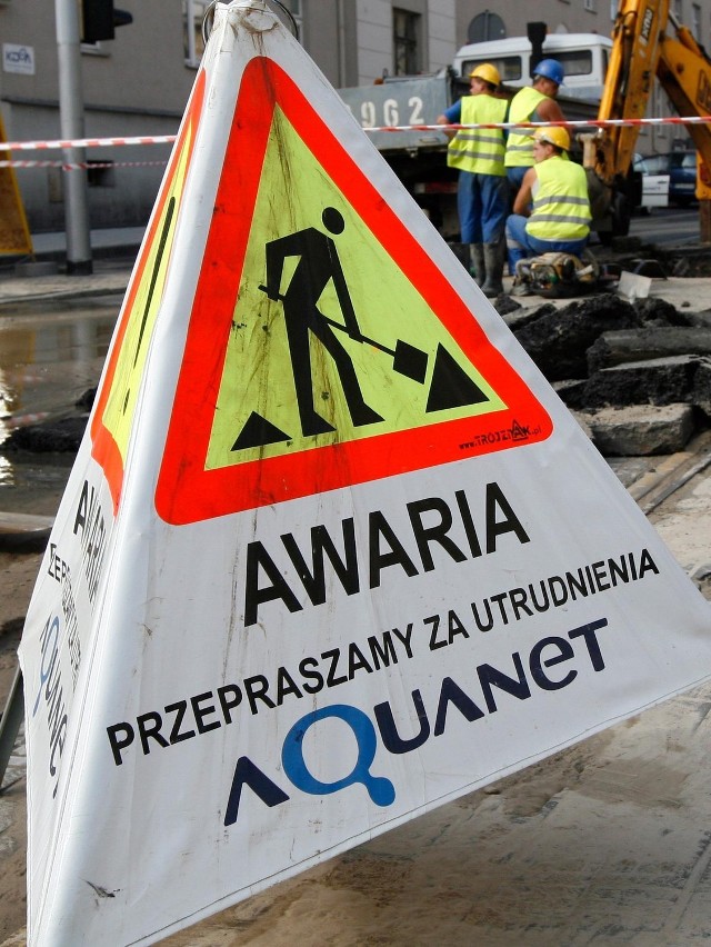 Usuwanie awarii wodociągowej na Jeżycach potrwa do wieczora