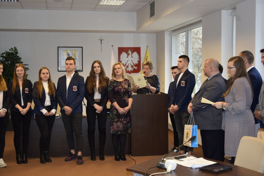Władze powiatu doceniły młodych krwiodawców z tomaszowskich szkół średnich [ZDJĘCIA]