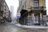 Ulica Chmielna w Warszawie. Kiedyś była wizytówką, dziś to puste lokale, śmieci i graffiti. Czy uratuje ją remont?