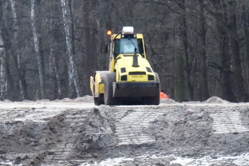 Tak wygląda budowa zabezpieczenia przeciwpowodziowego wzdłuż...