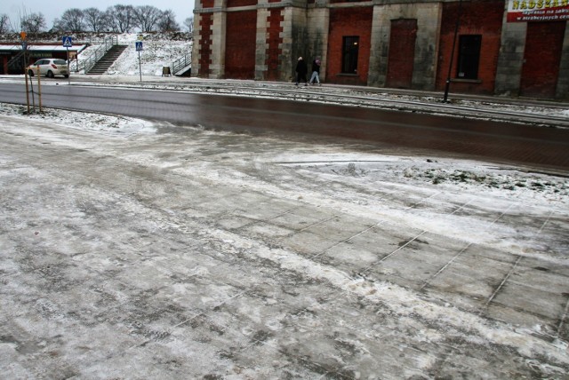 Oblodzony chodnik przy ul. Łukasińskiego w Zamościu. Zdjęcie wykonano w środę (29 grudnia)