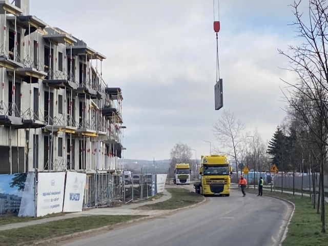 Na Naramowicach w Poznaniu powstaje nowa inwestycja, jednak sposób prowadzenia prac budowlanych nie podoba się mieszkańcom osiedla. Wąska, miejska droga miała stać się parkingiem dla samochodów ciężarowych, które uczestniczą w budowie, a nad głowami przechodniów pracuje dźwig przenoszący wielkie, betonowe elementy konstrukcji. Mieszkańcy boją się o swoje bezpieczeństwo. 

Kolejne zdjęcie --->