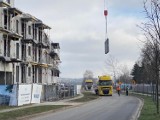 Niebezpieczna budowa osiedla na Naramowicach? "Prace prowadzone są nad głowami pieszych bez żadnego zabezpieczenia"