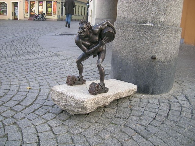 Bachusik Transportikus znalazł sobie dogodne miejsce pod pierwszym z filarów przy rynku.