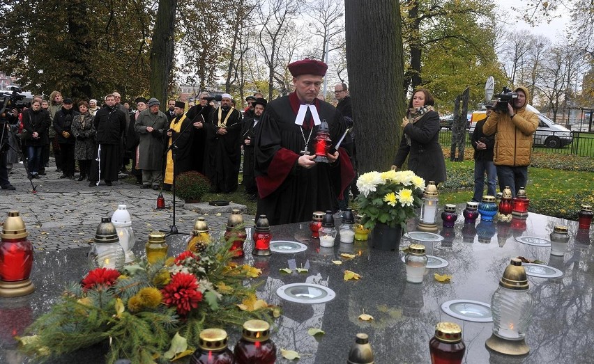 Wspólna modlitwa za zmarłych na Cmentarzu Wszystkich...