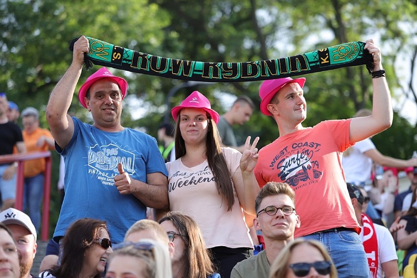 Fani na trybunach stadionu w Rybniku stworzyli wyśmienitą...