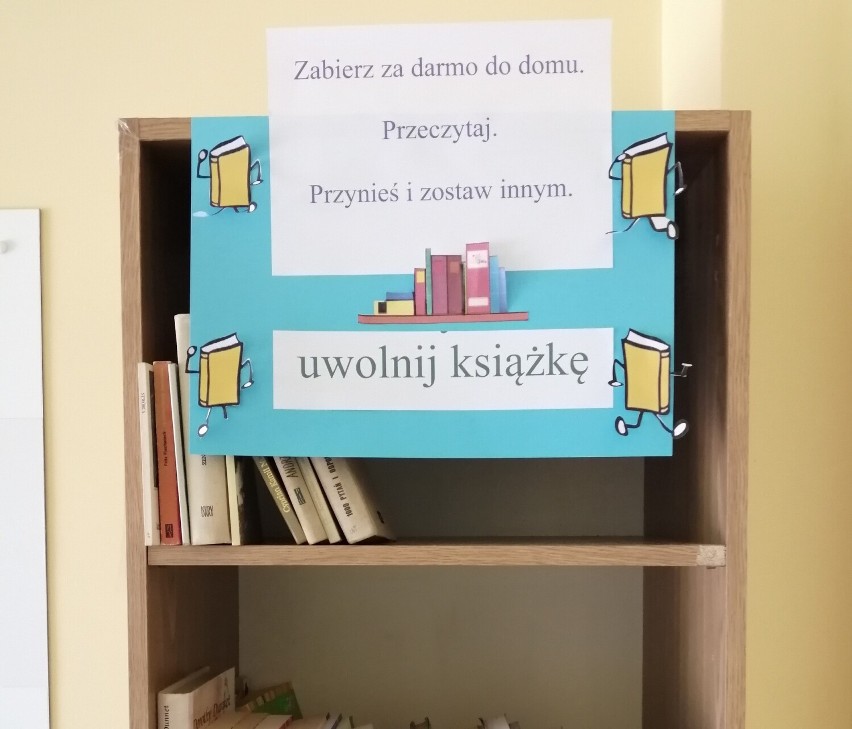 Akcja "Uwolnij książkę" w koluszkowskim Urzędzie Miejskim. Można za darmo wziąć książkę, ale trzeba zostawić inną
