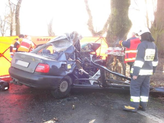 Dzisiaj około godziny 9.30 miał miejsce śmiertelny wypadek koło Margońskiej Wsi. Zginął 22-letni mieszkaniec Szamocina, którego Audi uderzyło w jedno z drzew na poboczu.

Zobacz więcej: Wypadek koło Margońskiej Wsi. Nie żyje mieszkaniec Szamocina [FOTO]