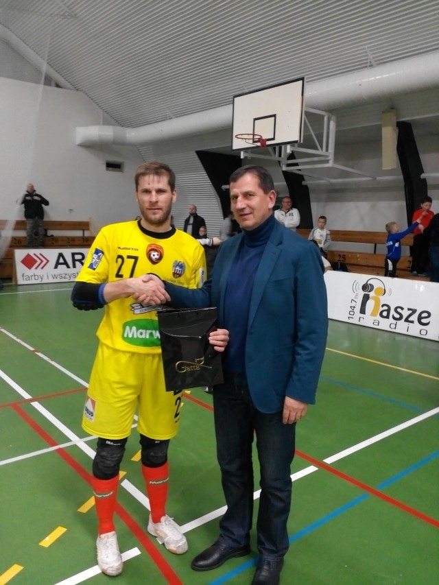 Nicolae Neagu, bramkarz FC Toruń odbiera nagrodę za MVP spotkania z rąk wiceprezydenta  Zduńskiej Woli Czesława Rybki.