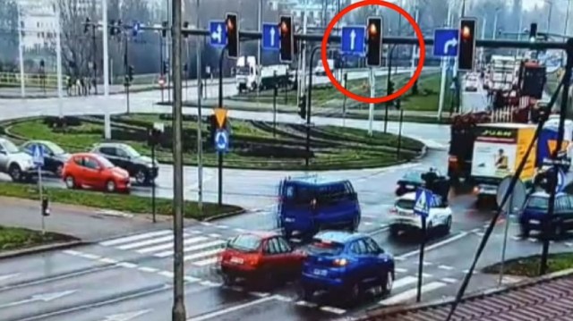 Policjanci prowadzili działania w rejonie ronda Toruńskiego w Bydgoszczy z użyciem Mobilnego Centrum Monitoringu. W krótkim czasie zatrzymano 8 kierowców, którzy wjeżdżali na czerwonym świetle