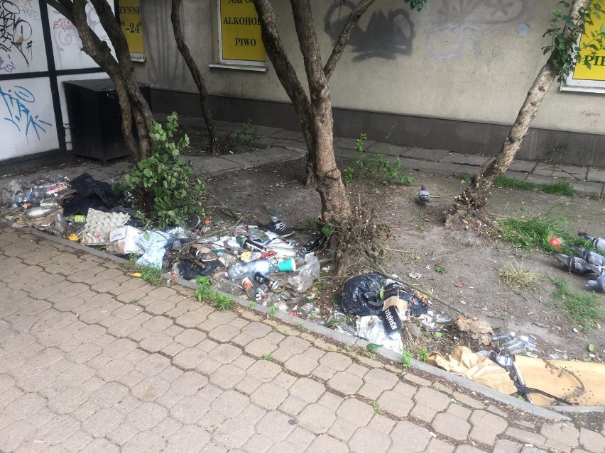 Porozrzucane butelki, plastikowe worki i resztki jedzenia - to krajobraz jakie pozostawili po sobie mieszkańcy jednej ze śródmiejskich ulic