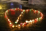 Krakowianie upamiętnili prezydenta Gdańska Pawła Adamowicza w drugą rocznicę jego śmierci. Ułożyli serce ze zniczy w ramach akcji #stopHejt