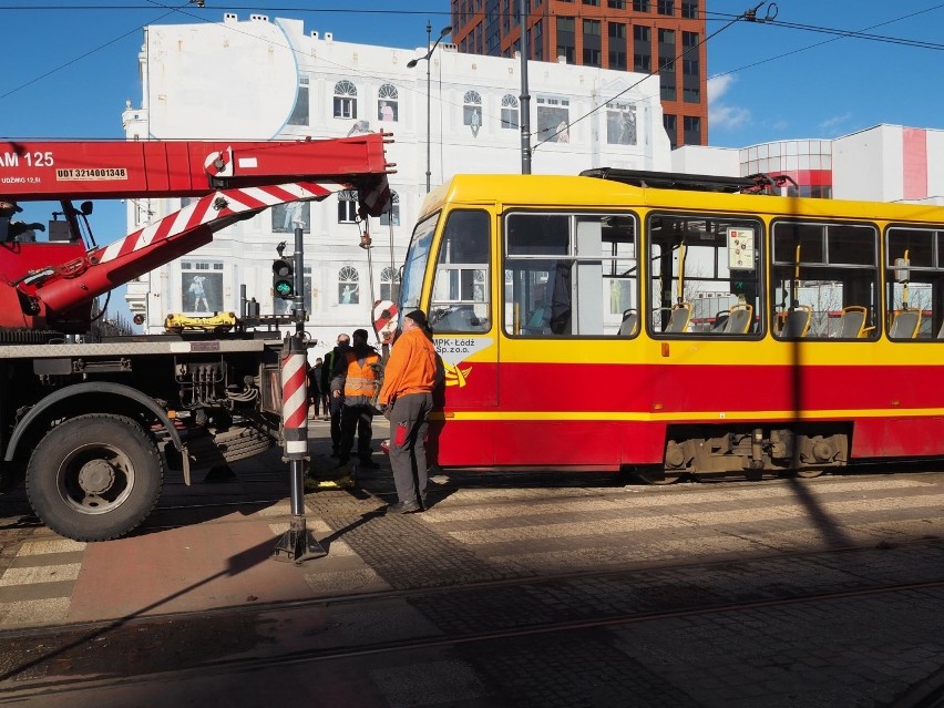  Na al. Piłsudskiego wykoleiła się "ósemka". Tramwaje są kierowane objazdami