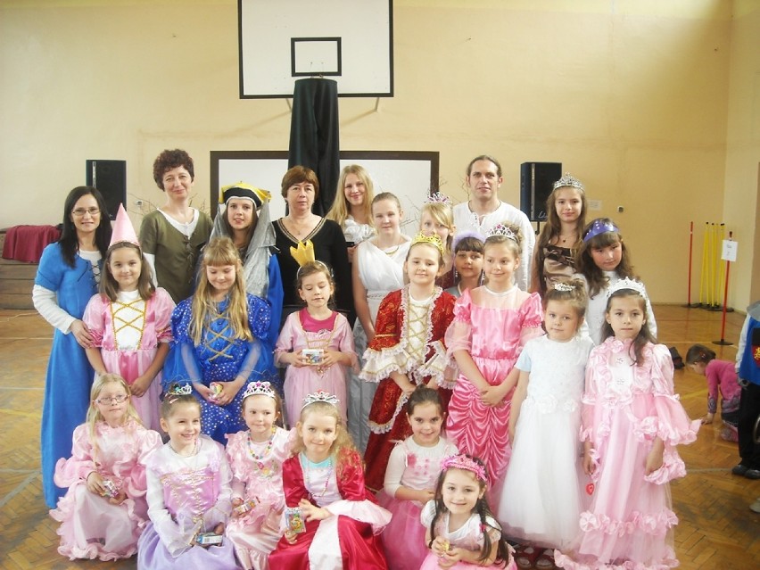 Drołtowice: Bractwo Rycerskie „Lisy Czerwionki” odwiedziło dzieci w Szkole Podstawowej 