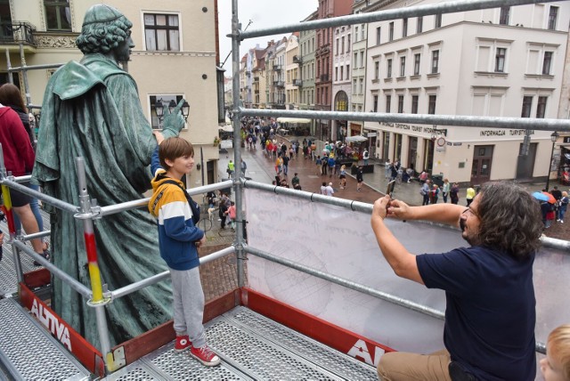 Torunianie w weekend mieli wyjątkową okazję, by zrobić sobie selfie z Mikołajem Kopernikiem.