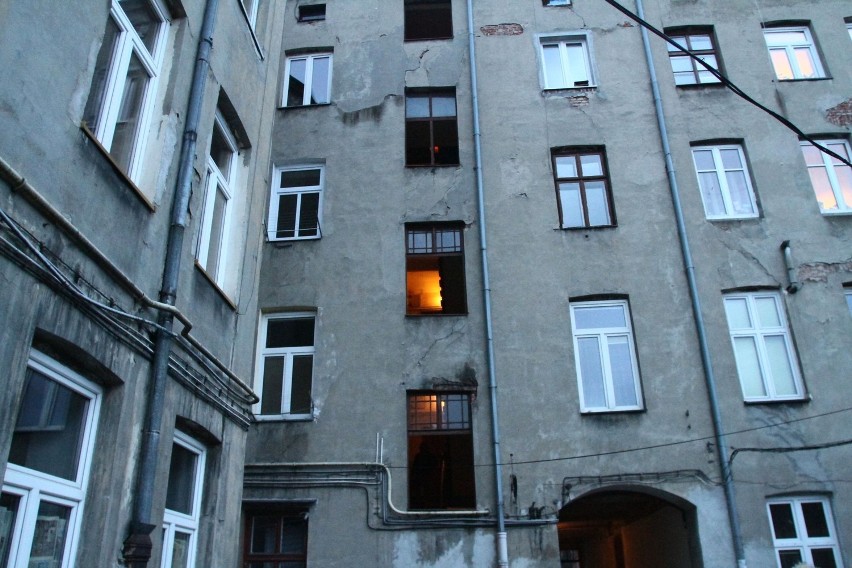 Wymontowano okna z klatek schodowych przy ul. Targowej w Łodzi. Mieszkańcy podejrzewają zarządcę