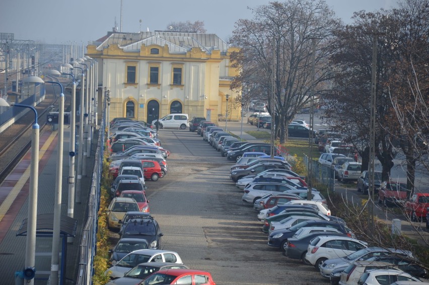 Bochnia. Powstanie węzeł przesiadkowy obok dworca kolejowego. Jak jest, a jak będzie? [ZDJĘCIA]