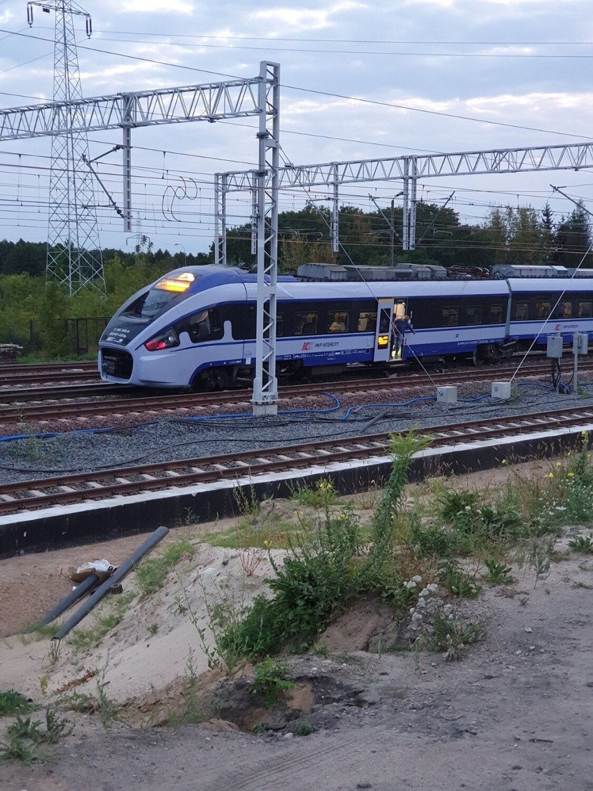 Wykoleił się pociąg jadący do Warszawy. Podróżowało nim 150 osób. Występują utrudnienia na kolei