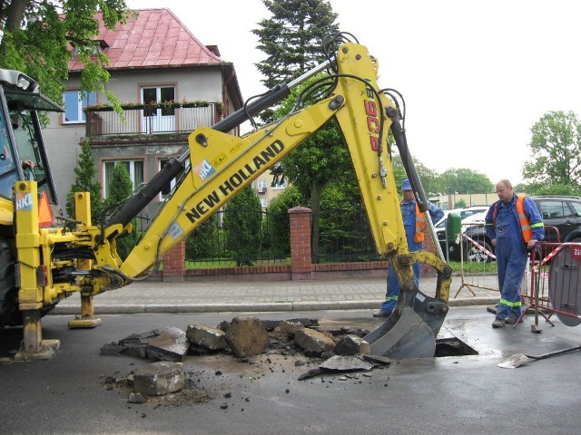 Pod ulicą Sobieskiego w Człuchowie zarwał się wodociąg