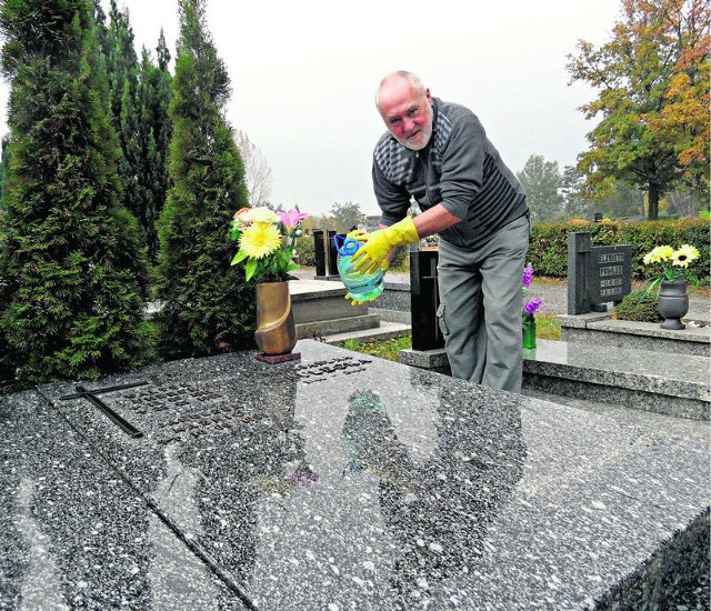 Andrzej Grubecki na cmentarzu bywa dwa razy w tygodniu. Na 1 listopada grób jego rodziny będzie lśnił