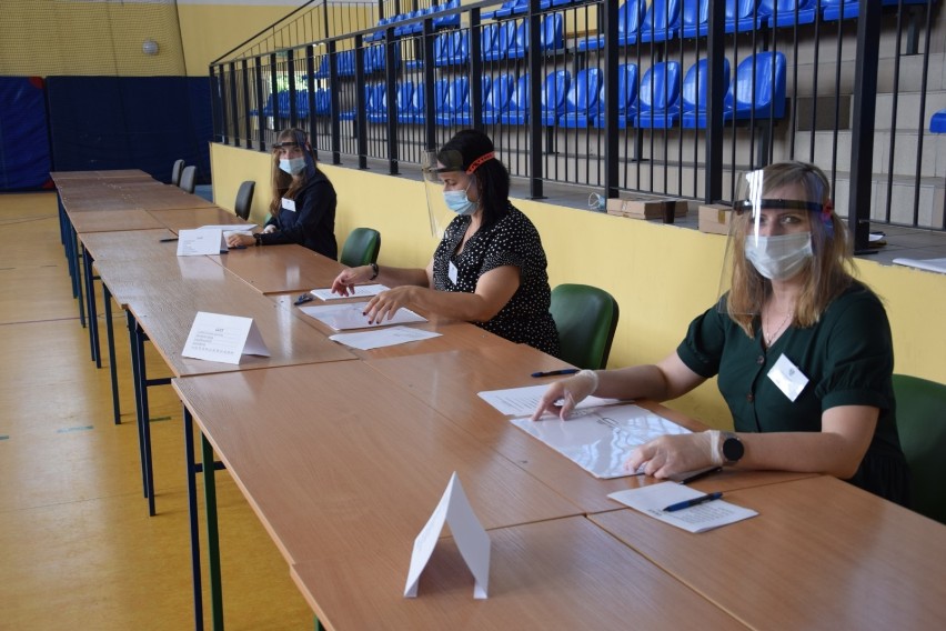 Wybory 2020 w Zduńskiej Woli. Kolejki do komisji wyborczych [zdjęcia]