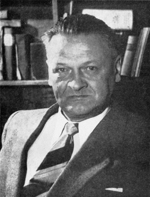 Władysław Broniewski jest patronem Zespołu Szkół Integracyjnych.

To polski poeta, przedstawiciel liryki rewolucyjnej, tłumacz, żołnierz, uczestnik wojny polsko-bolszewickiej.