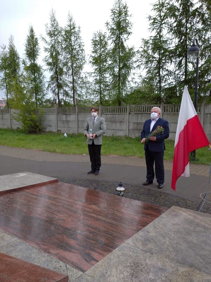 Lewica Radomsko złożyła kwiaty pod pomnikiem na Kopcu
