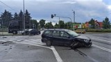 Zderzenie dwóch osobówek na skrzyżowaniu Słowackiego z al. 800-lecia w Piotrkowie ZDJĘCIA