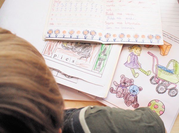 W pięciolatkach Maja uczyła się już liter (książka po lewej), w zerówce koloruje obrazki. Jej brat umiał już pisać