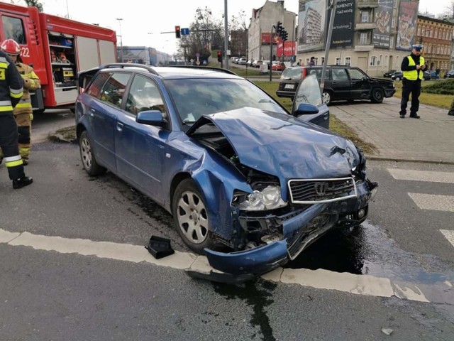 Około godziny 13 na placu Poznańskim w Bydgoszczy doszło do wypadku. Zderzyły się dwa samochody osobowe. 

Ze wstępnych informacji wynika, iż ranna została jedna osoba. 

Na miejscu są poważne utrudnienia w ruchu.