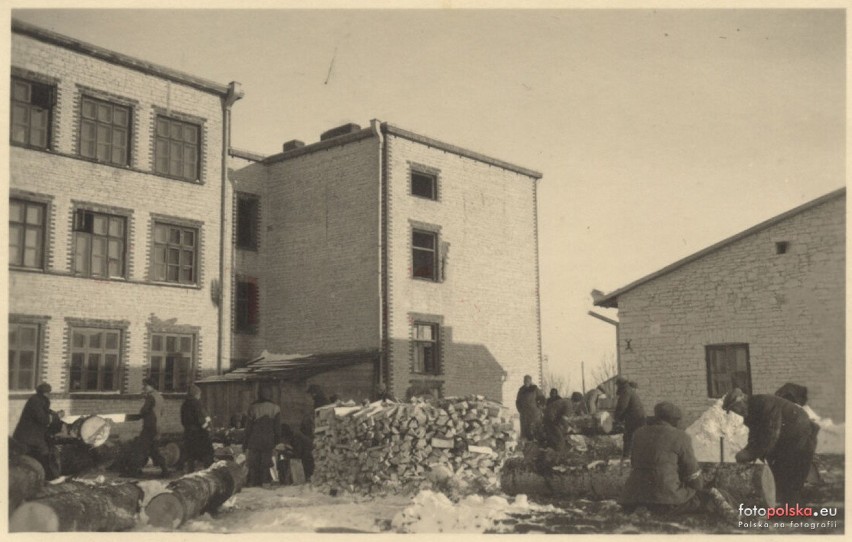 Fotografia wykonana w Piaskach w 1940 r. a na niej szkoła...