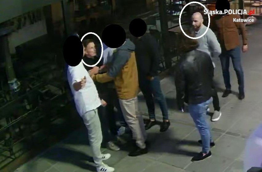 Pobicie w centrum Katowic! Zaatakowali 28-latka przed pubem na Mariackiej. Rozpoznajecie poszukiwanych?