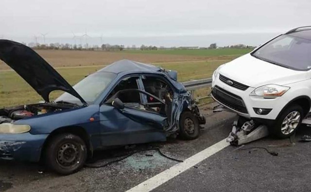 W piątek 26 października na drodze ekspresowej S3 w kierunku Gorzowa doszło do wypadku na wysokości miejscowości Siemczyn. 

Do wypadku doszło między Myśliborzem, a Pyrzycami. W piątkowy poranek zderzyła się tam laweta z dwoma samochodami osobowymi.

Siła zderzenia samochodów była ogromna. Osobówki zostały dosłownie zmiażdżone przez lawetę. Do szpitala zostały przewiezione dwie ciężko ranne osoby. Trwa walka o ich życie. Policja z Myśliborza ustala dokładny przebieg oraz okoliczności wypadku.

WIDEO: Policjanci z gorzowskiego Archiwum X chcą rozwikłać zagadkę morderstwa sprzed lat
