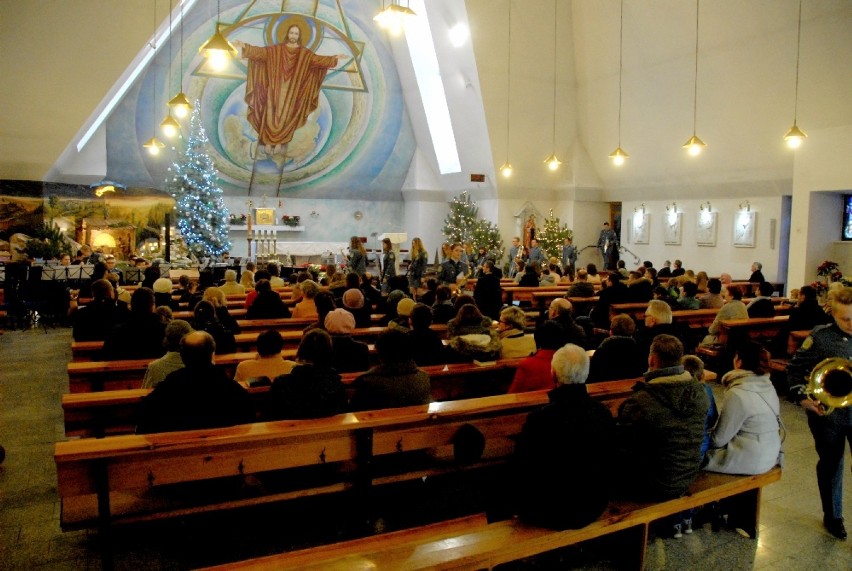 Koncert kolęd w Ciasnej. W Kościele pod wezwaniem Świętej Trójcy wystąpili m.in. muzycy z miejscowych orkiestr i młodzi wokaliści ZDJĘCIA