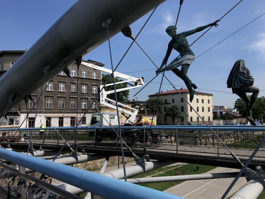 Kraków. Kładka Bernatka przeszła "kąpiel" [WIDEO, ZDJĘCIA]