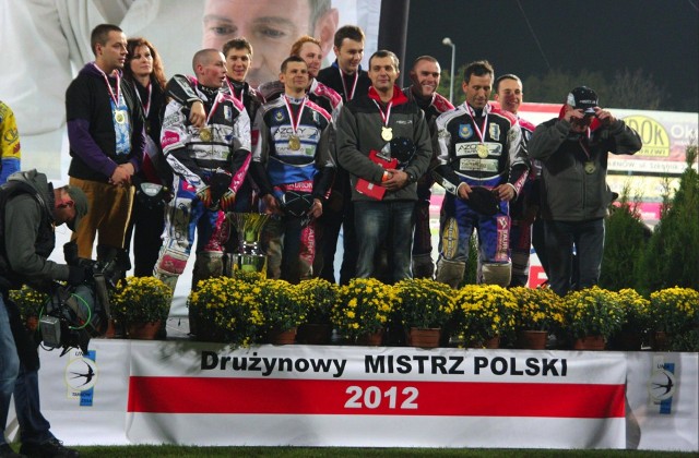 Na podium nikt nie myślał o długach. Teraz mogą one zagrozić przyszłości tarnowskiego żużla. Prezes Mróz druga z lewej