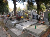 Kradzieże na cmentarzach: Złodzieje zabierają z grobów cenne przedmioty