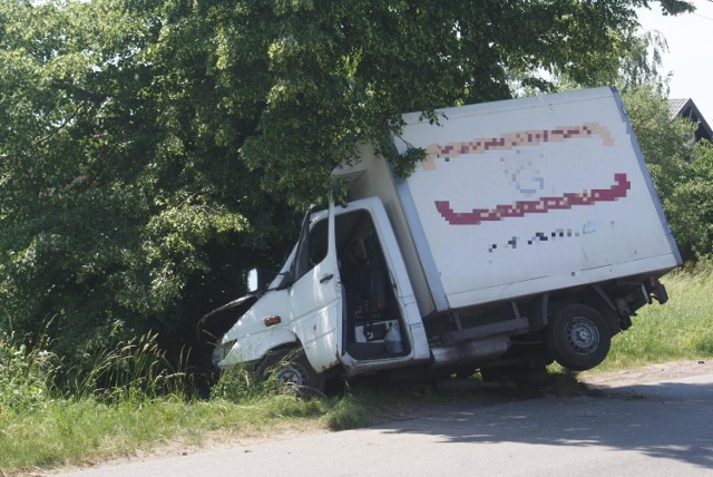 Wypadek w Piotrowie pod Kaliszem. Samochód rozbił się na drzewie