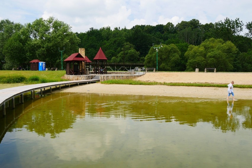 Bezpłatne kąpielisko niedaleko Legnicy. Plaża, pomosty, plac zabaw, miejsce do grillowania, a wokół kojący las! [ZDJĘCIA, JAK DOJECHAĆ]