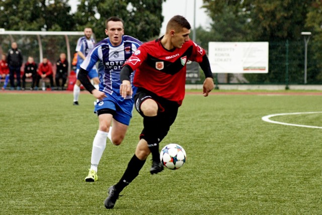 Dąb Barcin - Noteć Gębice  3 : 3 (2:0)

Bramki: Bartłomiej Ddreżewski (5’), Radosław Mróz (45’), Bartłomiej Szmyt (79’),  -  Krystian Kryszak 2 (72’ i 84’), Piotr Pacia (82’)

W 5 kolejce spotkań Kl. A grupie 2 na miejskim stadionie w Barcinie spotkały się dwa zespoły, które po zakończonym sezonie 2016/17 zostały zdegradowane do niższej klasy. Licznie zebrana na trybunach publiczność liczyła, że obie drużyny pokażą kawałek dobrego futbolu. Od pierwszego gwizdka szybko przeprowadzane akcje z obu stron co chwilę przenosiły pod bramki przeciwnika. Już w 5 minucie miejscowi przeprowadzili ładną akcję, która ku radości miejscowych kibiców po celnym strzale Bartłomieja Dreżewskiego zatrzepotała w bramce przeciwnika. W dalszej części gry praktycznie obraz gry nie zmienił się, wszystkie akcje zaczepne kończyły się niecelnymi strzałami ewentualnie udanymi interwencjami bramkarzy. Kiedy w 45 min. sędzia z powodu przerw w grze doliczył kolejne 2 dodatkowe minuty, w zamieszaniu pod bramką Noteci celnym strzałem z pola karnego popisał się Radosław Mróz podwyższając prowadzenie na 2:0.

W przerwę w szatni gości było bardzo głośno i nerwowo. Widać, że to podziałało na drużynę Noteci bo zaczęła grać bardziej agresywnie.  Miejscowi oddając inicjatywę gościom z minuty na minutę grali gorzej. W 72 min. po fatalnym będzie linii obrony Krystian Kryszak celny trafieniem zmusił do kapitulacji broniącego w bramce Roberta Cieniaka. Kiedy w 79 min. trzeciego gola dla Dębu zdobył Bartłomiej Szmyt wydawało się, że sytuacja jest opanowana i gospodarze zainkasują komplet punktów.  Nic z tego, nie minęły jeszcze kolejne trzy minuty i kolejne gapiostwo naszych obrońców wykorzystał w 82 min. Piotr Pacia zdobywając kontaktową bramkę.  Po kolejnych stu dwudziestu sekundach gry Noteć doprowadziła do wyrównania ponownie po celnym trafieniu Krystiana Kryszaka.  Podsumowując to spotkanie to pochwalić trzeba drużynę Dębu za dobry początek, jednak jak widać w końcówce już było znacznie gorzej.  Wynik remisowy z pewnością nie zadowala miejscowych, którzy mimo optycznej przewagi stracili kolejne dwa punkty.

Zobacz także:  Pałuczanka Żnin wygrała z Czarnymi Wierzchosławice [zdjęcia]

Info z Polski 14.09.2017 

