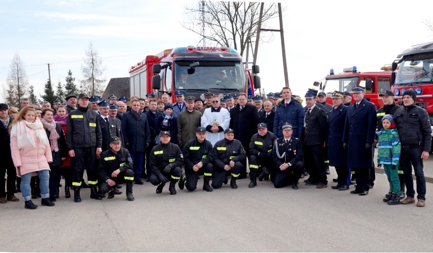 OSP Grabowo odebrało kluczyki do nowego wozu strażackiego.