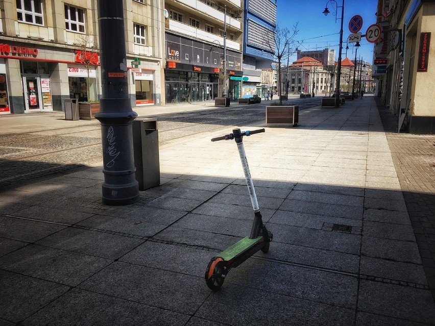 Całkowicie opustoszałe ulice świadczą o tym, że mieszkańcy...