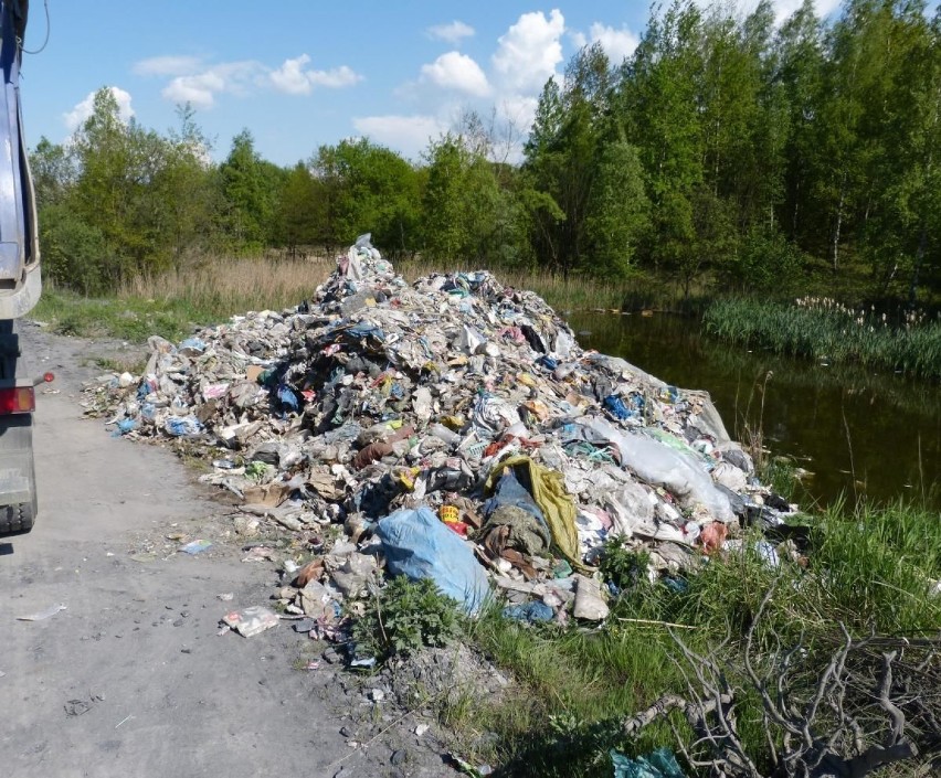 Przecieszyn. Nielegalne wysypisko śmieci ze Śląska