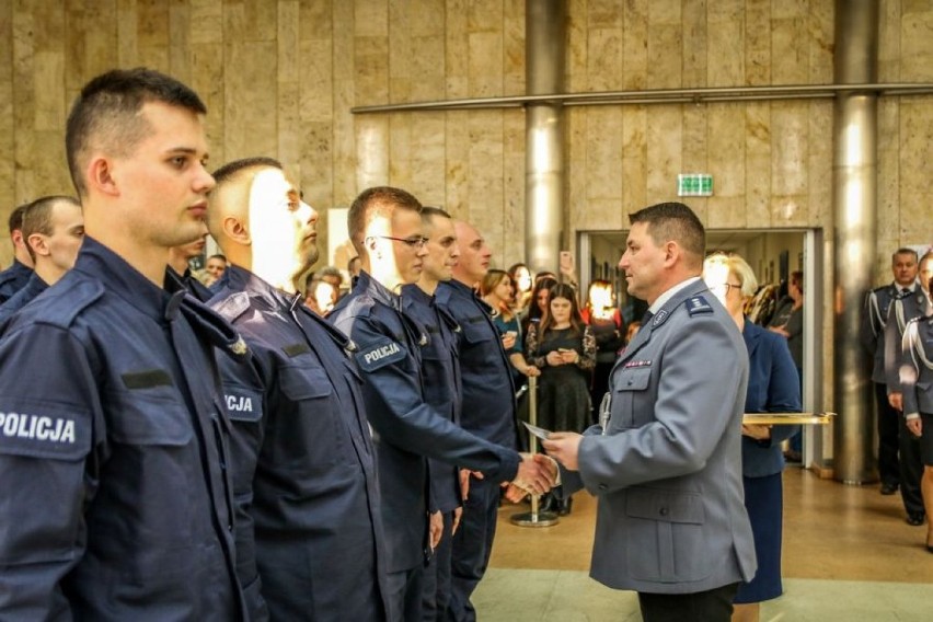 Ślubowanie policjantów nowo przyjętych w szeregi łódzkiej policji [ZDJĘCIA]