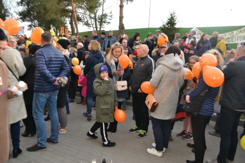 Kilkaset osób wzięło udział w manifestacji przed siedzibą Delegatury Kuratorium Oświaty w Tczewie [ZDJĘCIA]