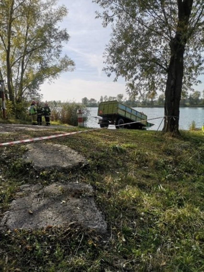 Gmina Kruszwica - W Złotowie ciągnik zsunął się do jeziora Gopło. Zobacz zdjęcia