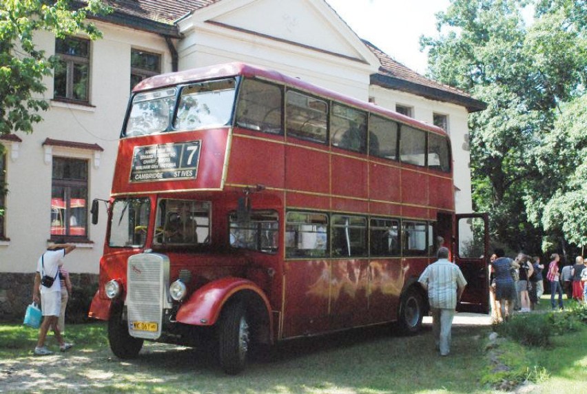 Po muzeach chętnych obwoził zabytkowy, dwupiętrowy autobus....